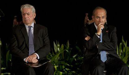 Vargas Llosa y Felipe Calderón en el acto del Premio Carlos Fuentes.