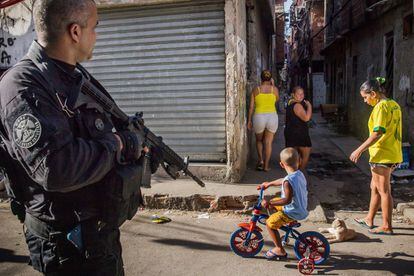 Policías de la CORE (Coordinadora de Recursos Especiales de la Policía Civil) patrullan las calles del Complexo da Maré, en Río de Janeiro.