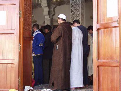 Rezo en una mezquita de Ceuta, uno de los feudos del movimiento Tabligh, durante el Ramadán.