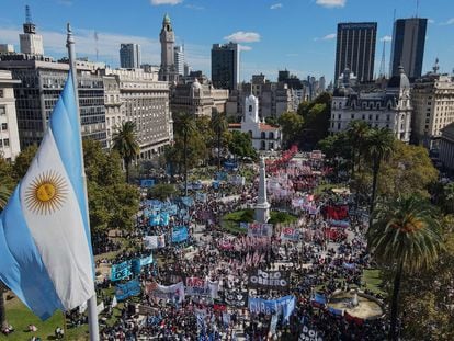 Manifestación de los momimientos sociales argentinos en la Plaza de Mayo, este miércoles 13 de abril.