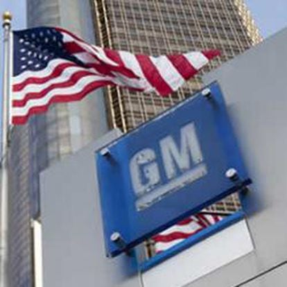 Vista exterior del edificio de General Motors en Detroit, Michigan