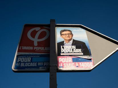 Carteles electorales de Jean-Luc Melenchon, sobre una señal de tráfico en París, el 21 de abril.