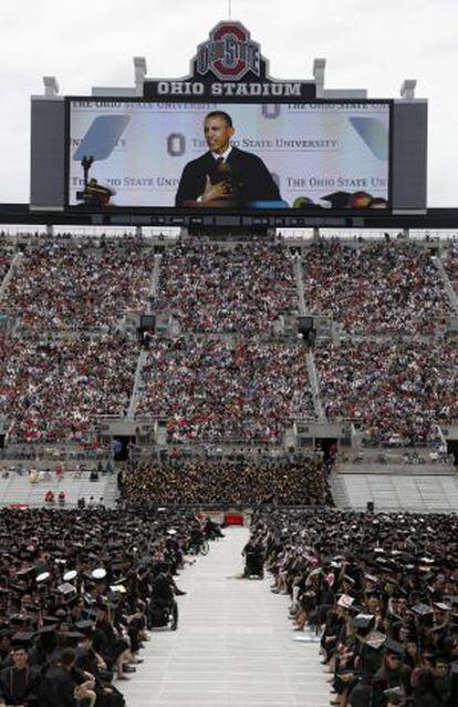 Barack Obama reflejado en la pantalla del campo de fútbol de la Universidad de Ohio State mientras pronuncia su discurso de graduación.