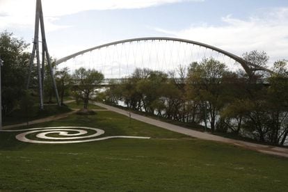 El Parque del Agua para la Exposición Internacional de 2008 en Zaragoza cede al Ebro temporalmente una cuarta parte de su superficie.