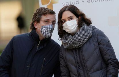 Isabel Díaz Ayuso y José Luis Martínez-Almeida han protagonizado una visita al dispositivo de test de antígenos de Mercamadrid. La presidenta de la Comunidad de Madrid ha declarado que “pronto sortearemos la crisis”.