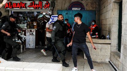 La guardia israelí increpa a un palestino, en Jerusalén.