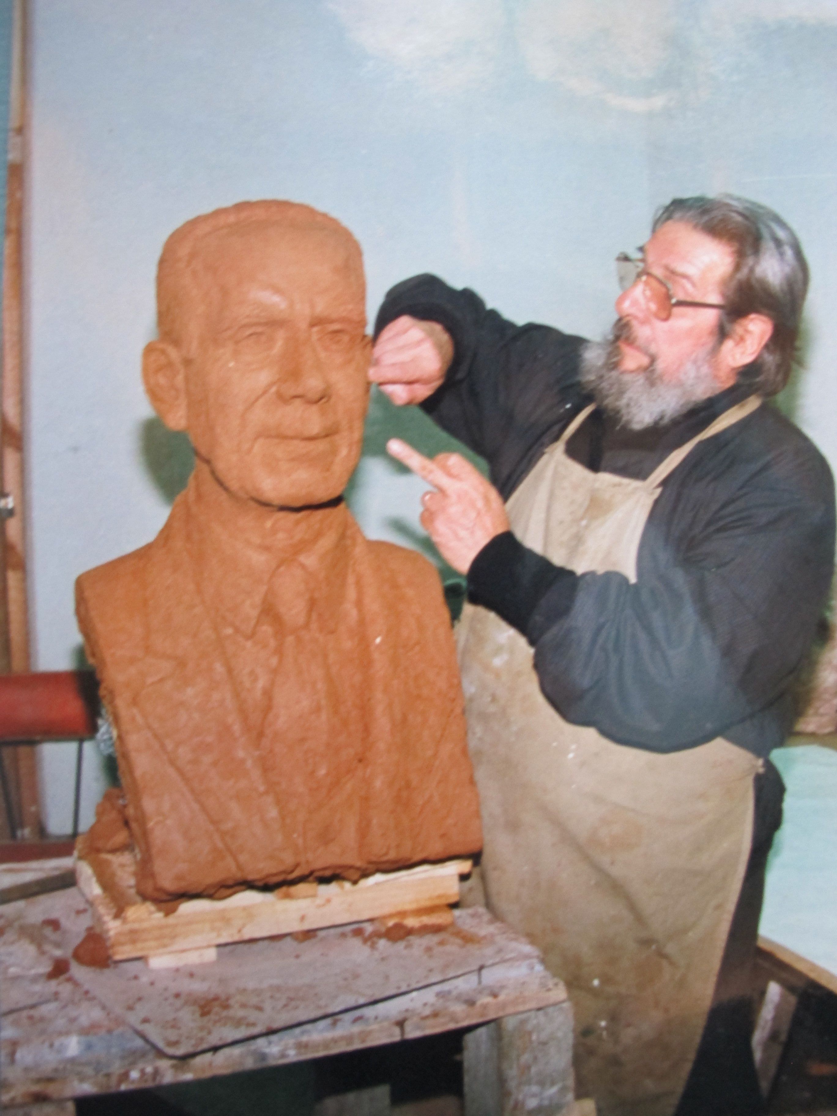 El escultor Galvarino Ponce trabaja en un busto.