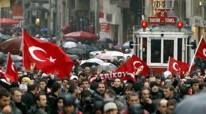 Seguidores del DTP se manifiestan en Estambul contra la ilegalización de la formación.