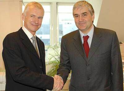 El conselleiro de Industria, a la derecha, con el director general de la Competencia, ayer en Bruselas.