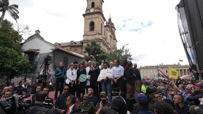 Gustavo Petro habla durante la marcha acompañado de su equipo más cercano.