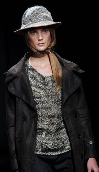 Una modelo luce hoy un diseño de la firma Miriam Ponsa en la pasarela de moda 080 Barcelona Fashion.