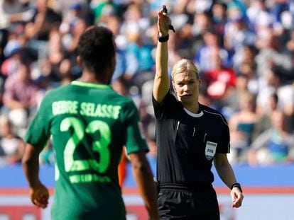 Bibiana Steinhaus, durante el partido entre el Hertha y el Werder Bremen.