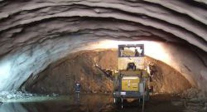 Excavación en bóveda en el túnel de Manquehue, en Santiago de Chile.