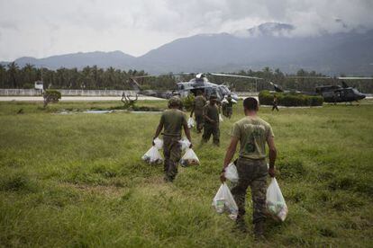 Militares suben a los helic&oacute;pteros alimento para las comunidades m&aacute;s afectadas por la tormenta tropical Manuel en Pie de la Cuesta.