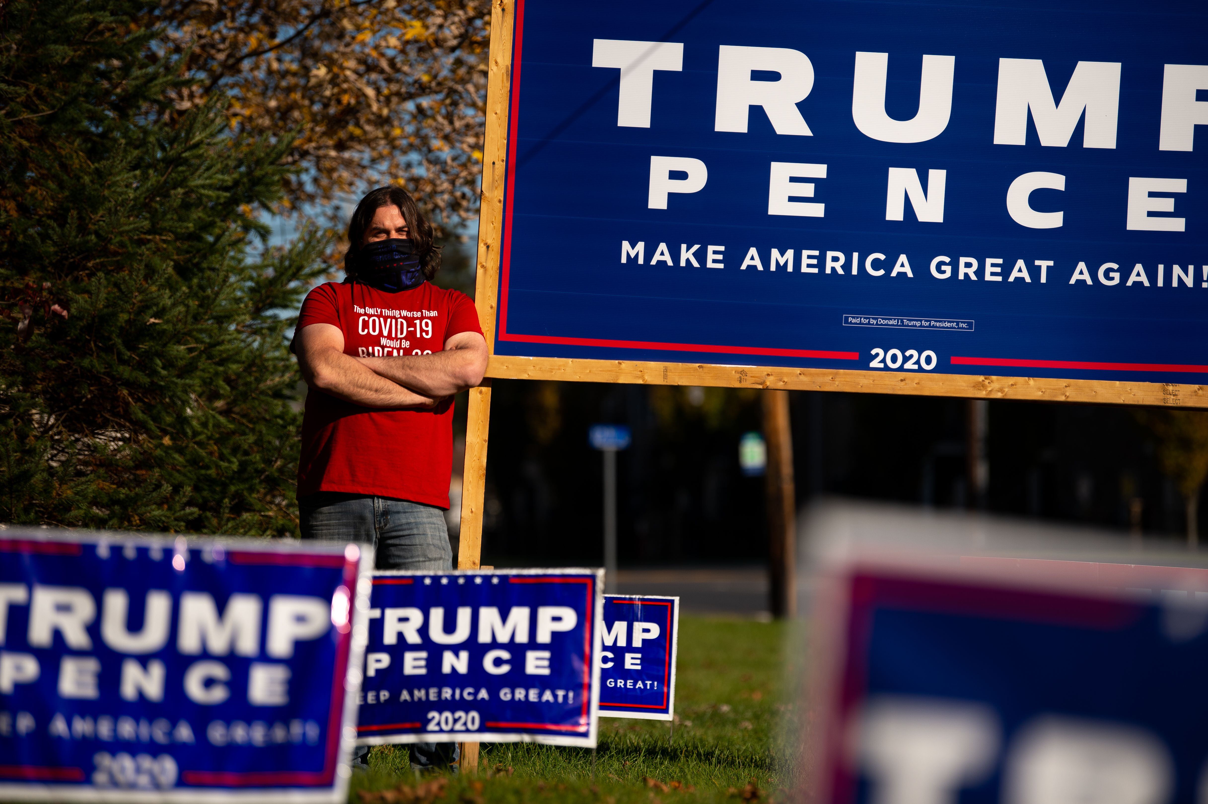 Russell Barone está parado en su patio delantero lleno de letreros de la campaña de Trump en Bethlehem, Pensilvania.