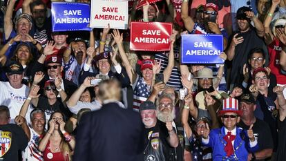 Seguidores del expresidente de Estados Unidos, Donald Trump, le animan tras un discurso pronunciado durante un mitin celebrado en a rally at the Lorain County Fairgrounds, Saturday, June 26, 2021, in Wellington, Ohio. (AP Photo/Tony Dejak)