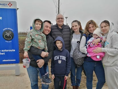 De izquierda a derecha, José David Grisales, Javier Martín y Olga Zelinska con sus hijos, y otras mujeres refugiadas.