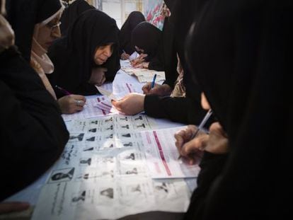 Varias mujeres votan en Teher&aacute;n.
