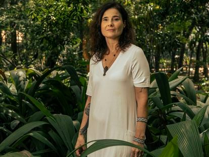 Eliane Brum posa en un parque de São Paulo, donde vivía hasta mudarse a Altamira, epicentro de la deforestación de la selva amazónica.