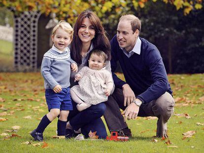 Los duques de Cambridge, con sus hijos, Jorge y Carlota, en la &uacute;ltima foto oficial de la familia difundida por el palacio de Kensington.