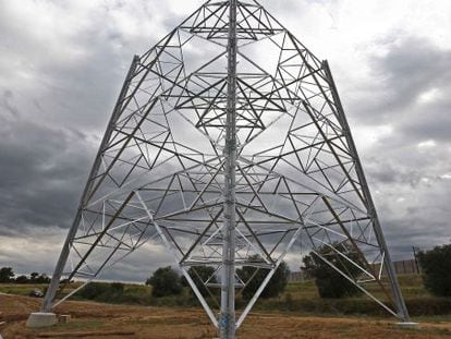 Una imatge de la primera torre de molt alta tensió que es va instal·lar.