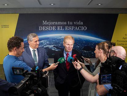 El administrador de la NASA, Bill Nelson, a la derecha, junto al director de la Agencia Espacial Española y coordinador del PERTE Aeroespacial, Miguel Belló, atienden a los medios de comunicación, esta mañana, en Sevilla.