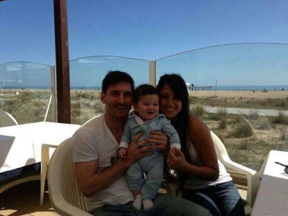Messi, con su hijo Thiago y su novia Antonella.