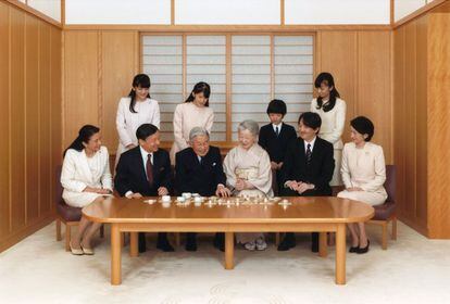 La actual ley que rige la Casa Imperial no contempla la abdicación de un emperador en vida, así que el poder legislativo nipón aprobó una ley especial para que Akihito pudiera renunciar al trono en favor de su hijo, el príncipe heredero Naruhito. En la imagen, una fotografía de la familia imperial en 2016.