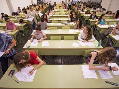 Alumnos durante la Prueba de Acceso a la Universidad en Valencia. 