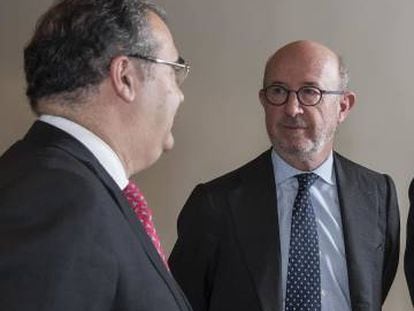 Los expresidentes del Banco Popular, &Aacute;ngel Ron (izquierda) y Emilio Saracho, en diciembre de 2016. 