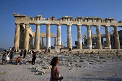 Turistas en el Partenon griego