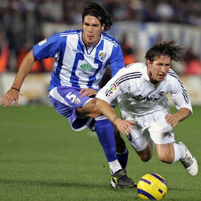 César Navas comete falta sobre Sergio Ramos.
