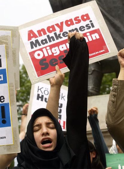 Protesta en Estambul contra la prohibición del velo islámico en la Universidad.
