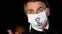 El presidente de Brasil, Jair Bolsonaro, usa una mascarilla con su imagen en rueda de prensa el 22 de mayo.