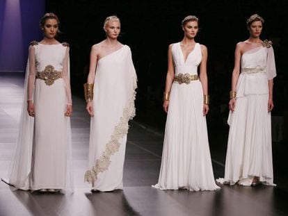 Unas modelos lucen hoy creaciones de Matilde Cano, durante la tercera jornada de la Barcelona Bridal Week 