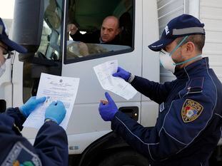 Policías italianos revisan la documentación de un camionero en Fondi, cerca de Roma