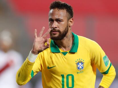 Neymar celebra un gol frente a Perú.