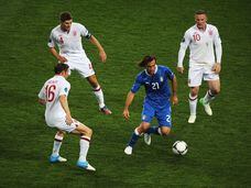 Pirlo controla el balón ante Milner, Gerrard y Rooney durante la Eurocopa de 2012.