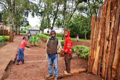 Niños de la calle esperan a que comience el servicio de desayunos en el centro que la ONG Amref Health Africa gestiona en Dagoretti. Este es uno de los muchos suburbios o slums de Nairobi y padece todas las carencias y males típicos de estos barrios. Uno de ellos es la abundancia de niños de la calle o en riesgo de exclusión social ya que la situación económica de sus progenitores no da para satisfacer sus necesidades básicas.