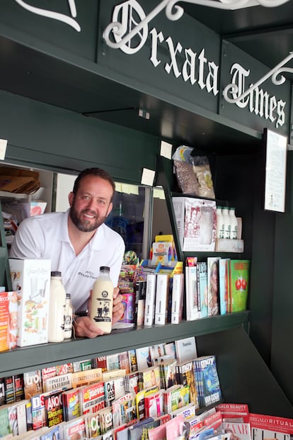 José Manuel vende horchata en su nuevo quiosco Món Orxata Times.
