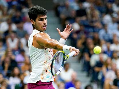 Alcaraz golpeaba la pelota durante el partido contra Zverev, en los cuartos de final del US Open, el miércoles.