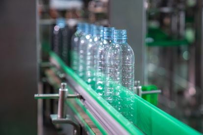 Una fábrica de botellas de agua de plástico. 