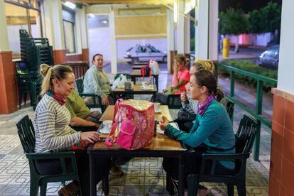 Jornaleras desayunan en la cafetería de Puerto Serrano "Happy Eyes", antes de salir a trabajar.
