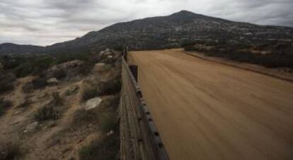 Muro en Tecate. Al fondo Cuchumá, cerro sagrado de los Kumiai