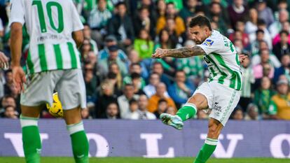 Aitor Ruibal, en el momento de ejecutar el disparo que significó el gol del empate del Betis.