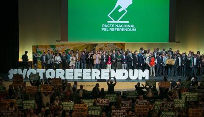 Els membres del Pacte Nacional pel Referèndum, en l'acte d'aquest divendres.