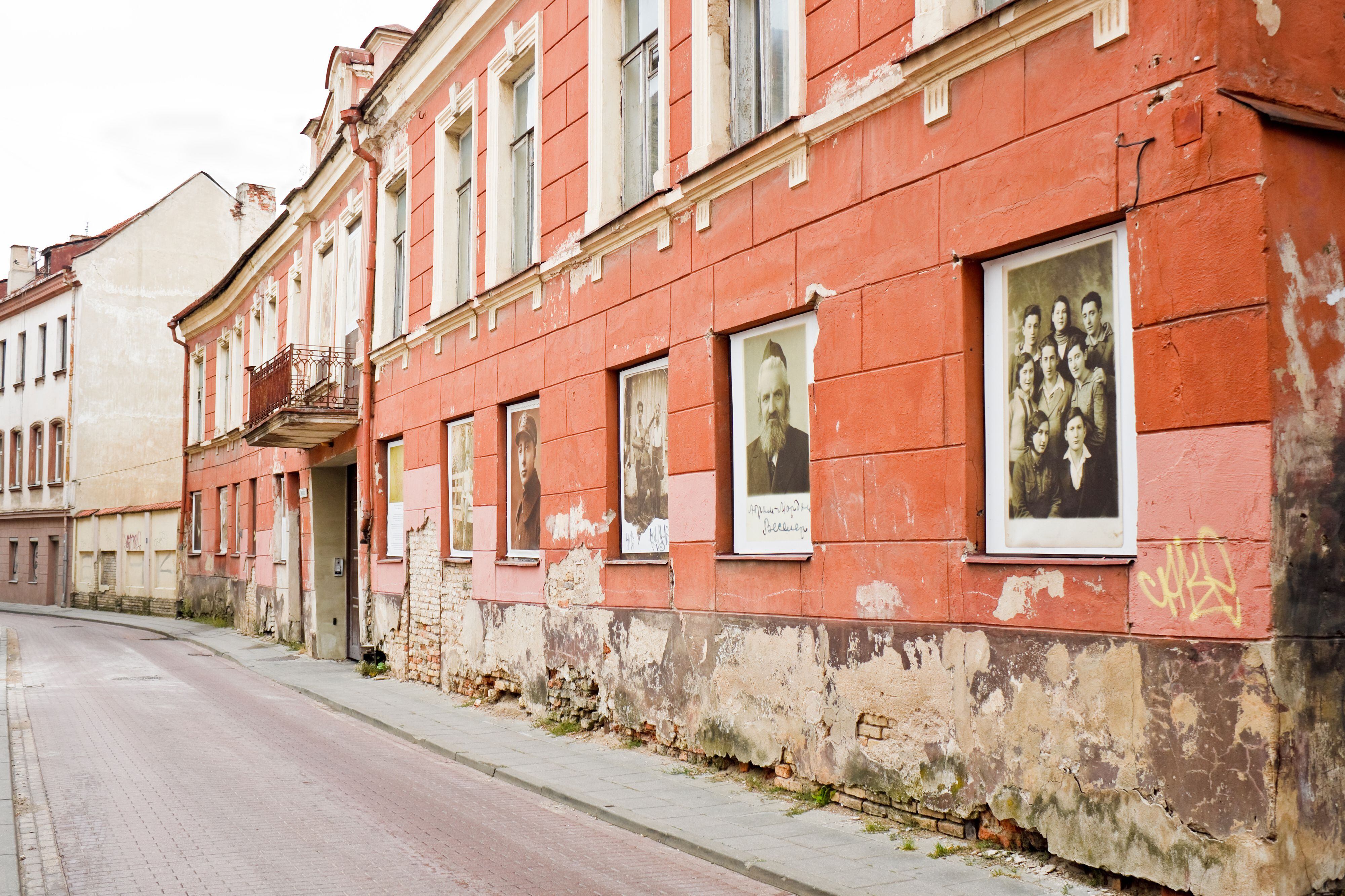 Exposición de fotos familiares encontradas entre las ruinas del gueto judío de Vilnius en las ventanas de la antigua Casa de la Cultura, en la calle Zemaitijos de la capital lituana.