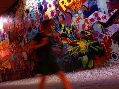 Una pared llena de grafitis en Manhattan. 