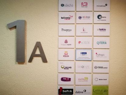 Placas de empresas beneficiarias de contratos y subvenciones por parte del Ayuntamiento.