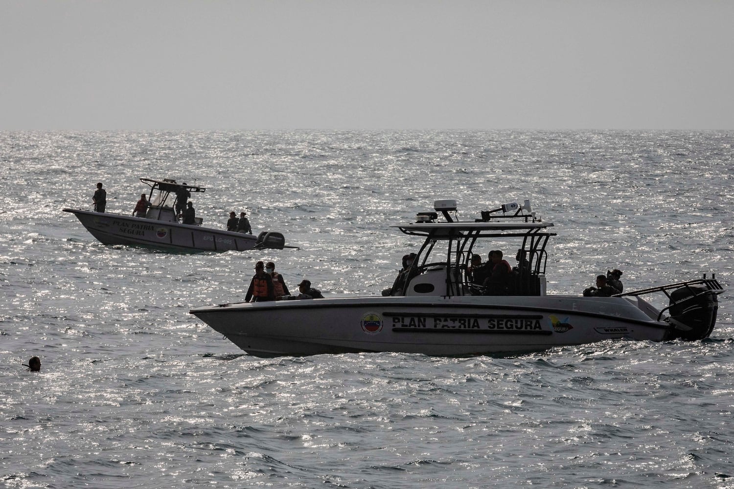 Patrulla de la Armada venezolana en la costa de La Guaira. 